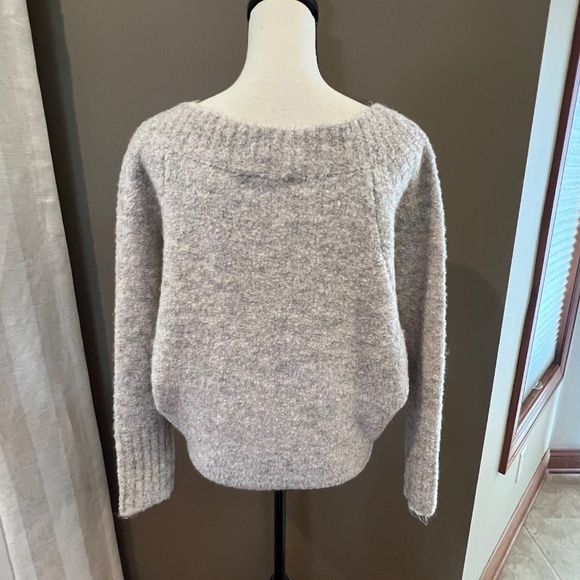 Women's Express Wool Blend Scoop Neck Oatmeal, Batwing Sleeve, Size Medium - Picture 3 of 10